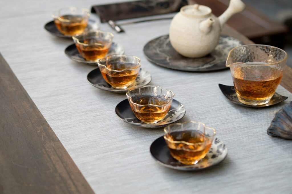 Geleneksel Japon çay servisi cam fincanlar kyusu çaydanlık ahşap masa