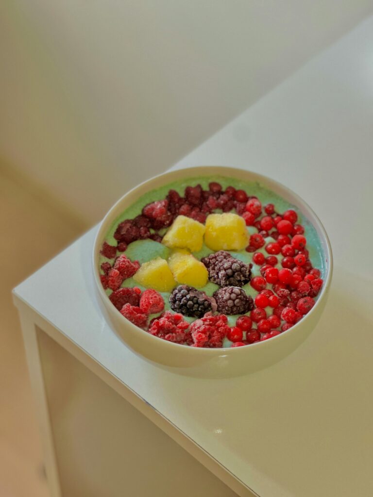 Matcha smoothie bowl ahududu böğürtlen kırmızı frenk üzümü mango