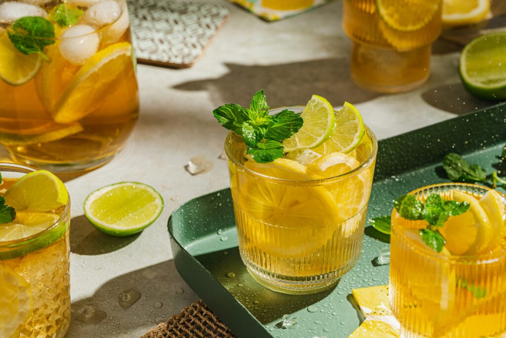 Buzlu çay limon misket limonu nane servis bardaklarda yaz içeceği