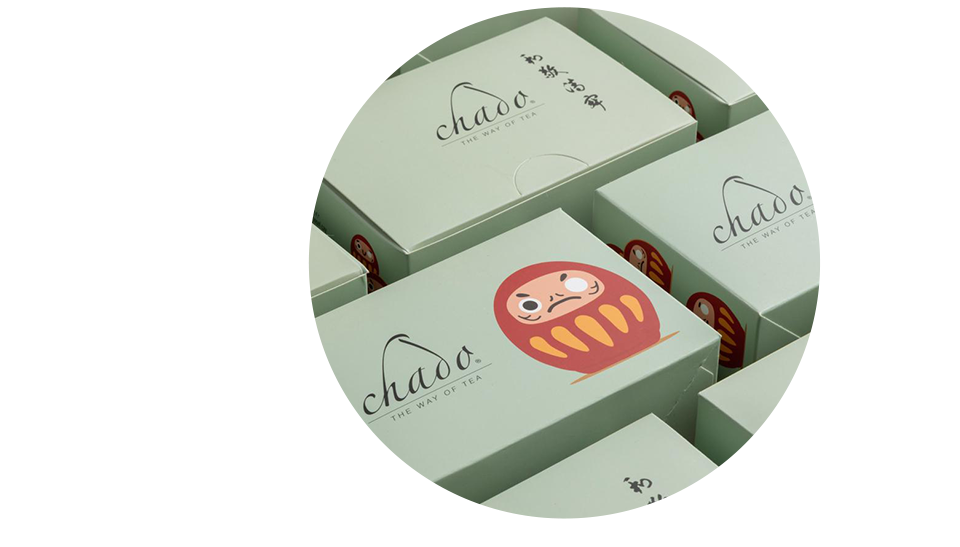 Yeşil Chado çay kutuları daruma figürü ile