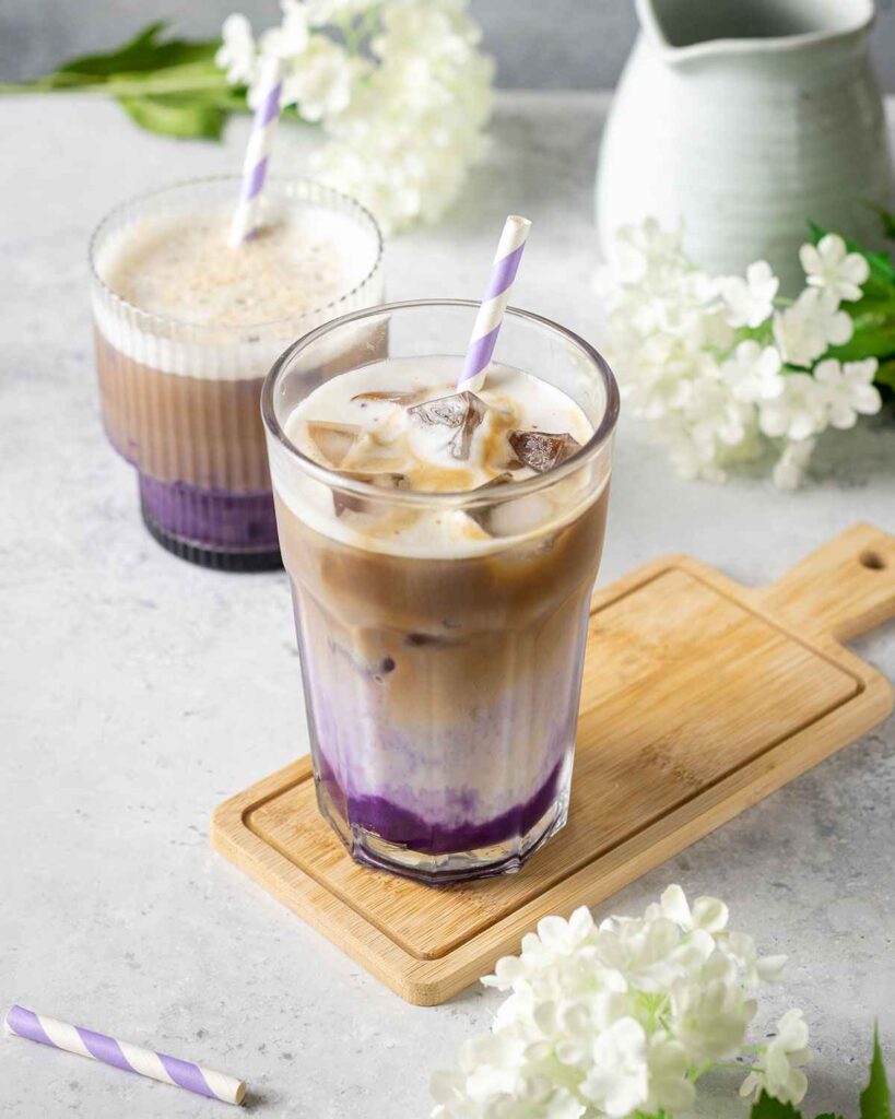 Ube latte tarifi buzlu bardakta mor ve kahverengi katmanlı servis